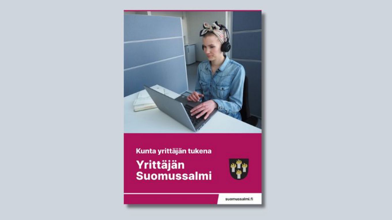 Vaaleanharmaalla taustalla esitteen kansikuva.