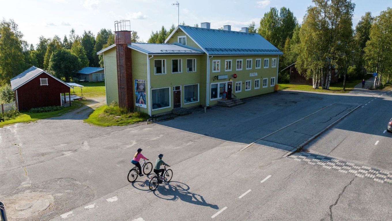 Kuvituskuvassa kaksi pyöräilijää.