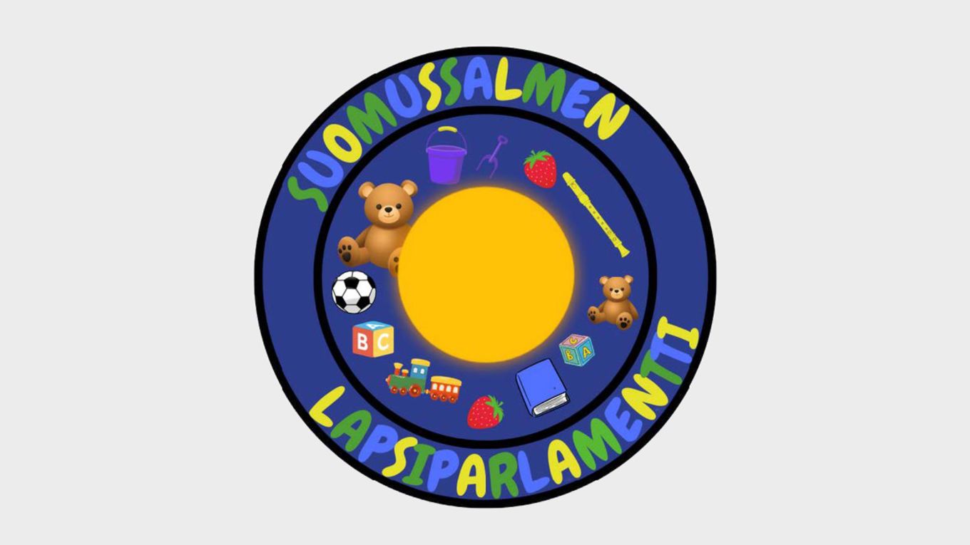Vaaleanharmaalla pohjalla pyöreä logo, jossa uloimpana lukee suomussalmen lapsiparlamentti värikkäin kirjaimin, hieman sisempänä on piirrettyjä esineitä, kuten nalleja, jalkapallo, mansikoita ja kirjoja. Keskellä on keltainen ympyrä.