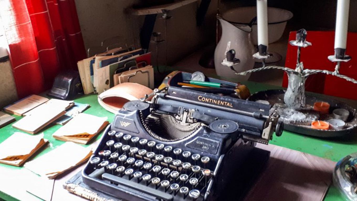 Kuvituskuva Kiannon työhuoneen kirjoituspöydältä.