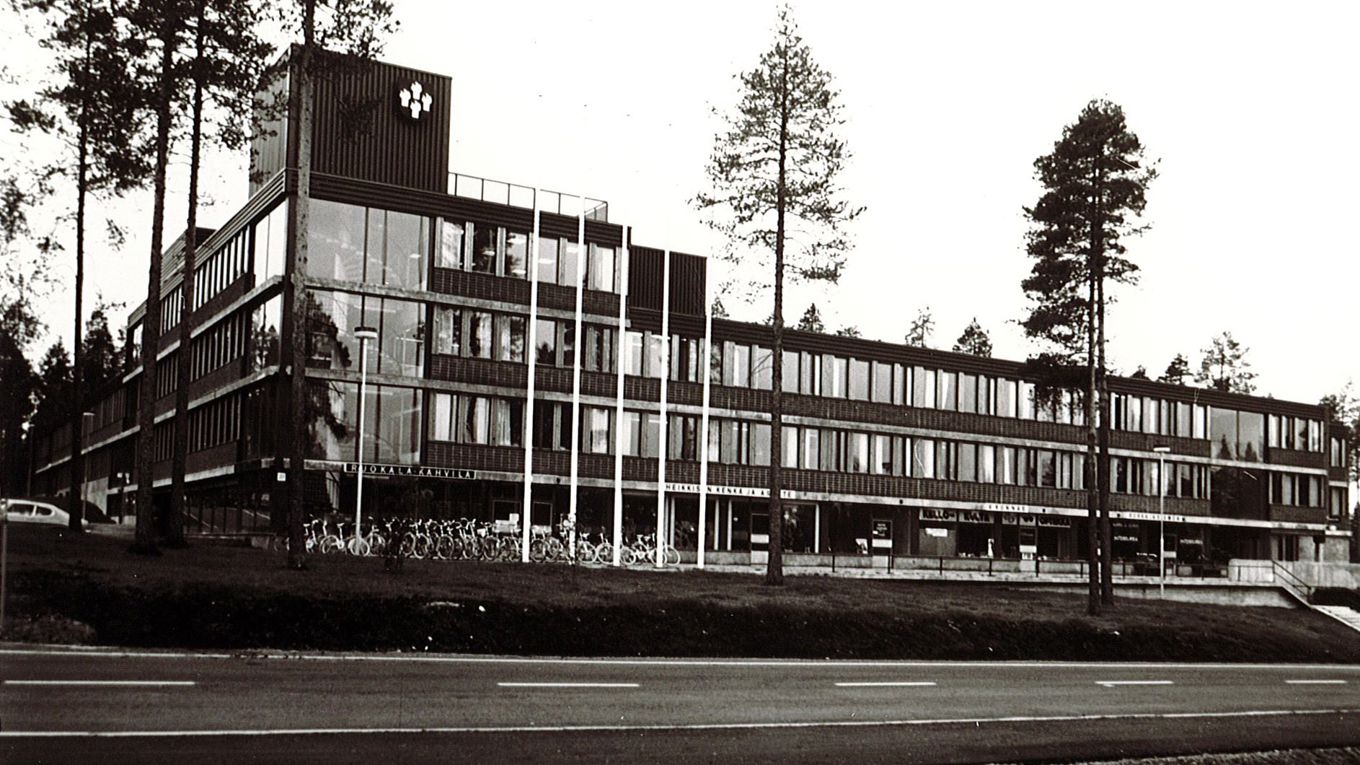 Mustavalkoisessa vuonna 1975 otetussa kuvassa kolmekerroksinen rakennus.