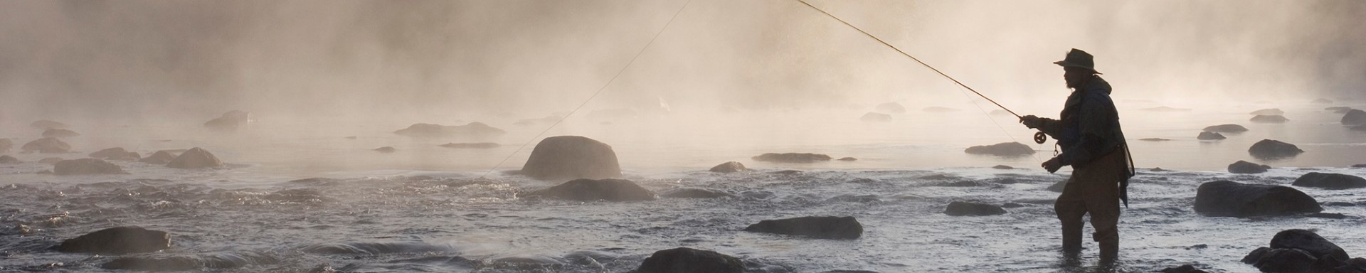 kuvituskuvanan perhokalastaja sumuisella joella.